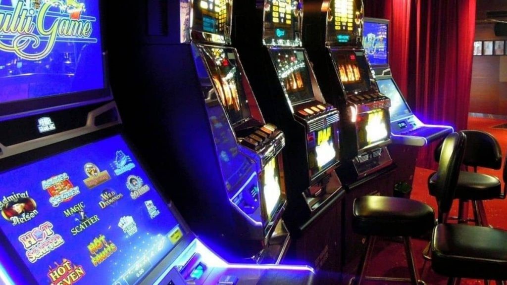 What are the tricks to winning on slot machines at casinos?