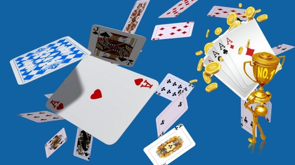 What are the advantages and disadvantages of free play poker tournaments?