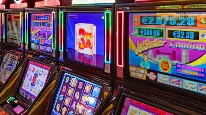 How do multi-line slot machines work?